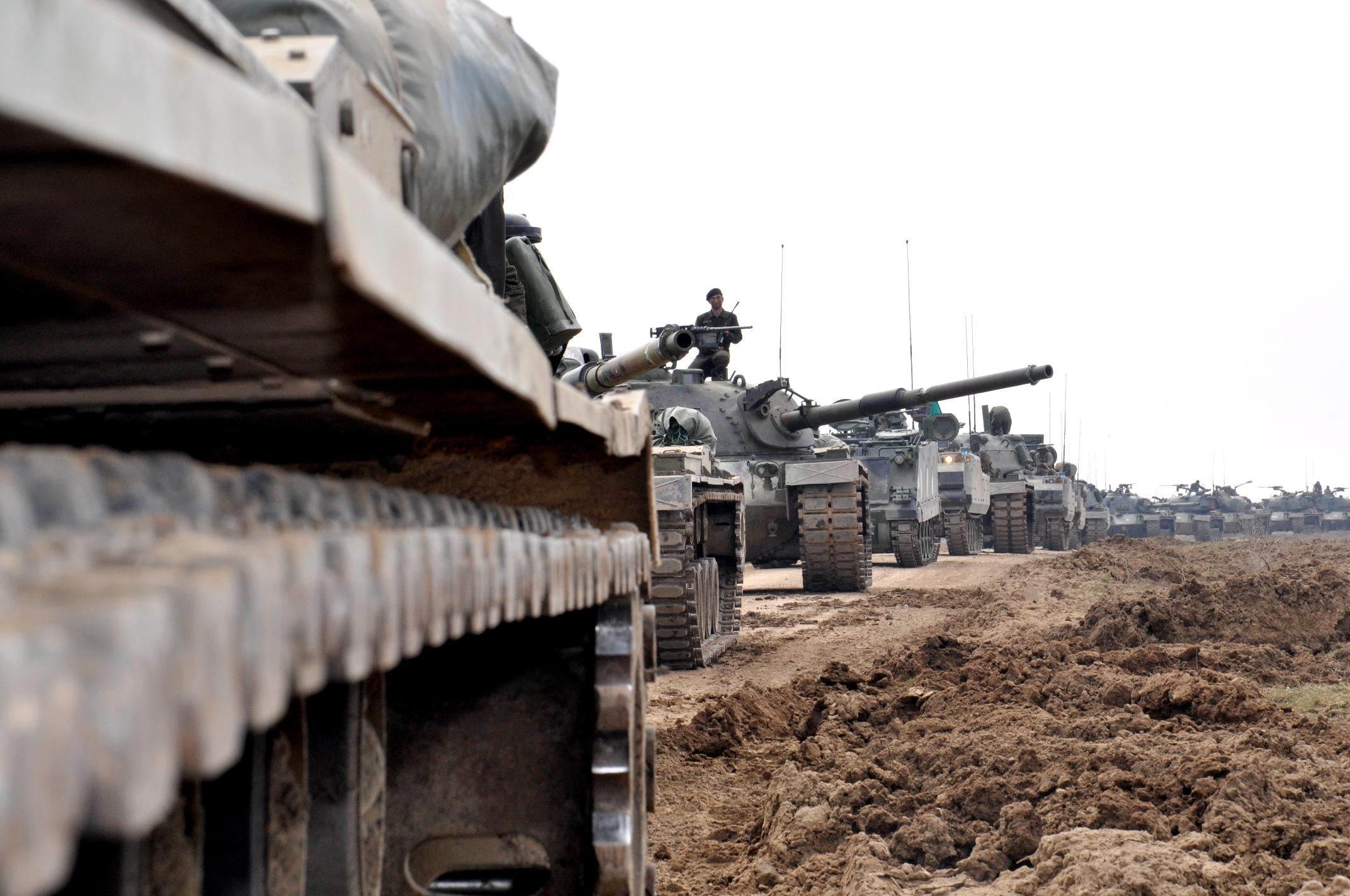 Турция прати танкове на границата със Сирия, а сега се зарече да...