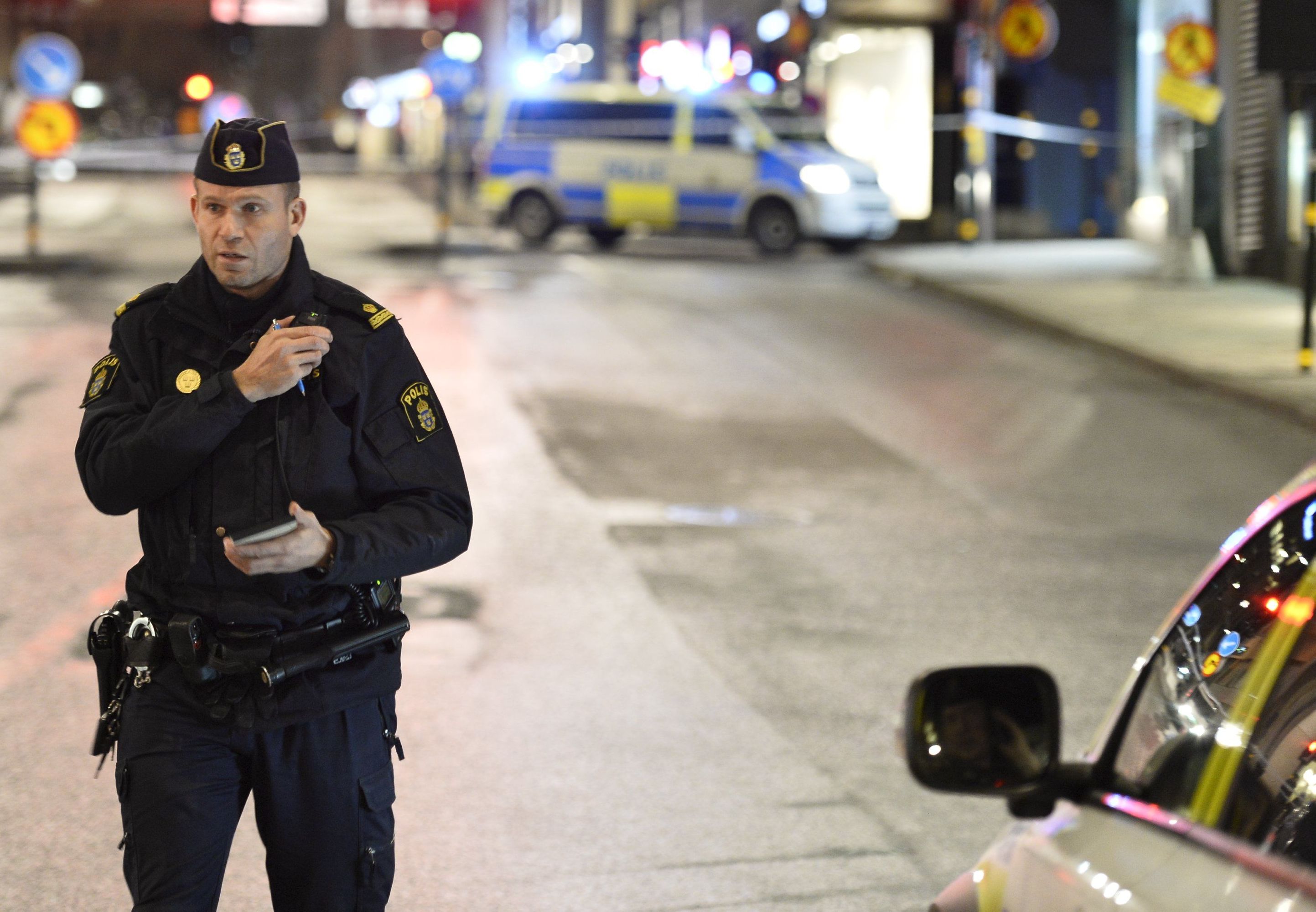 Нов ужас в Швеция: Побеснели бежанци се нахвърлиха на полицаи, разследващи изнасилване на 10-годишно дете