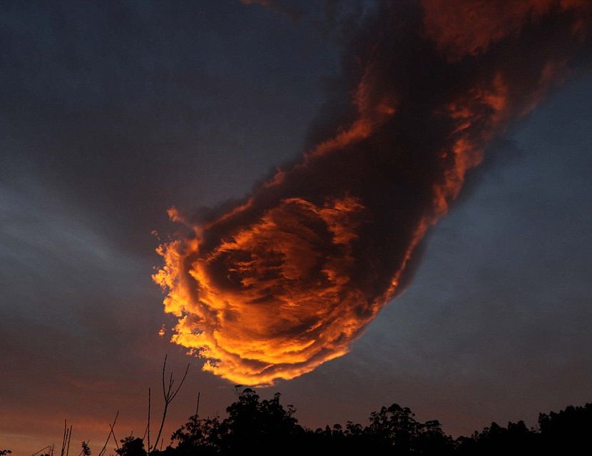 Ръката на Господ? Юмрук от облаци се спусна от небесата над Португалия (СНИМКИ)  