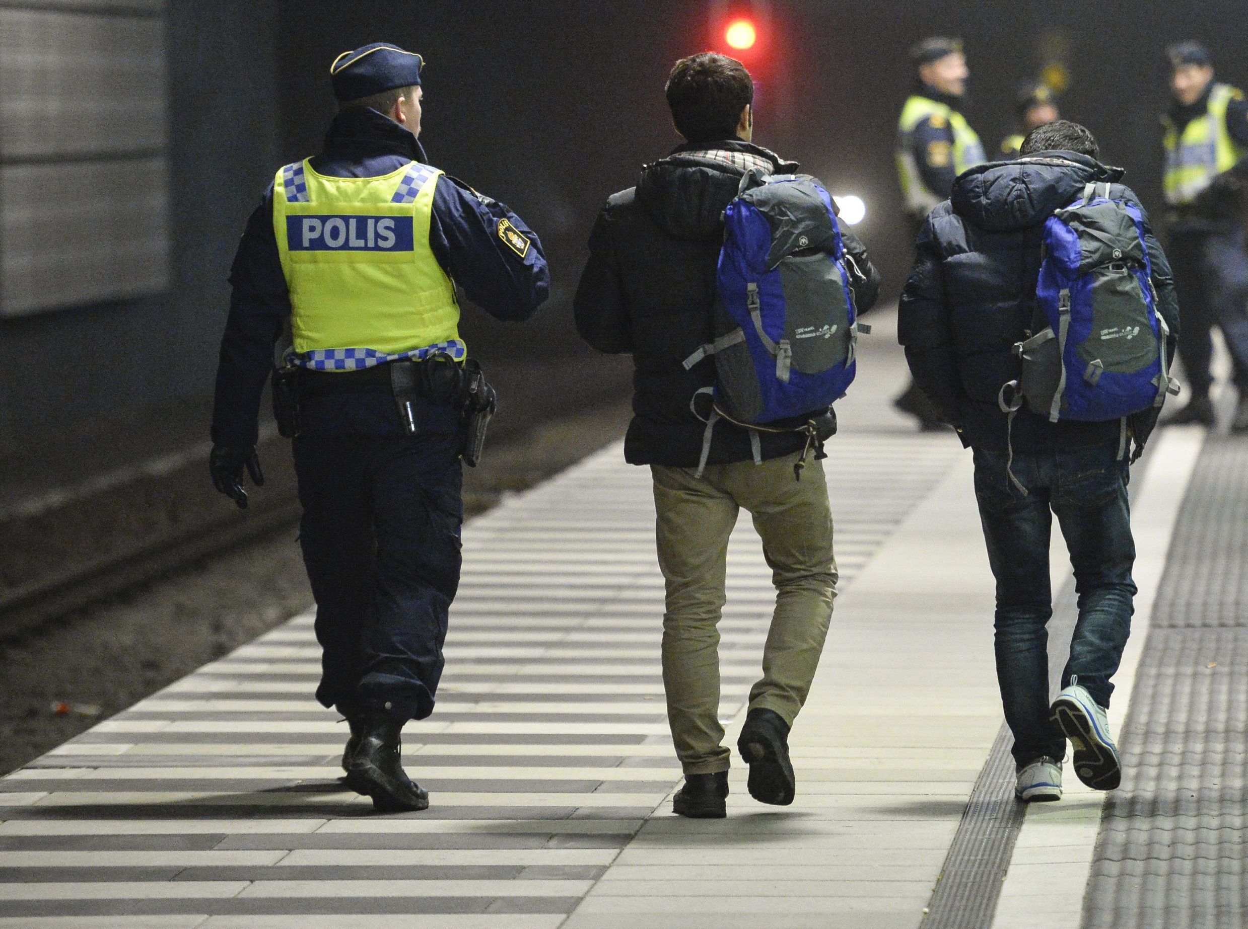 Шведският кошмар продължава: Служители в дом се барикадираха, за да се опазят от озверели млади бежанци