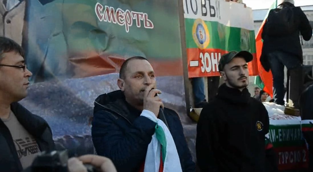 БЛИЦ TV: Рехава тълпа стартира протеста при парламента (СНИМКИ)