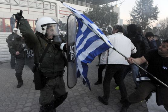 Гръцката полиция разплакаха фермери в Солун