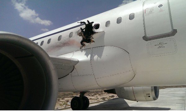 Вижте ВИДЕО, снимано в самолета, който се приземи с дупка от взрив