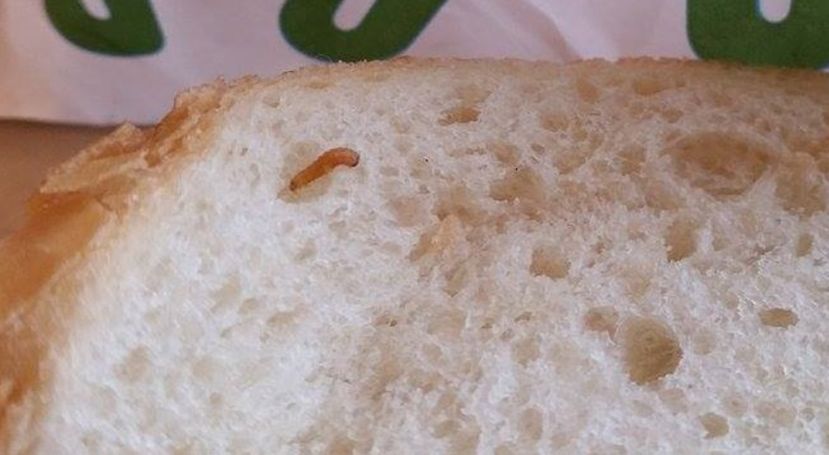 Жена си купи хляб и се потресе от това, което изскочи от него