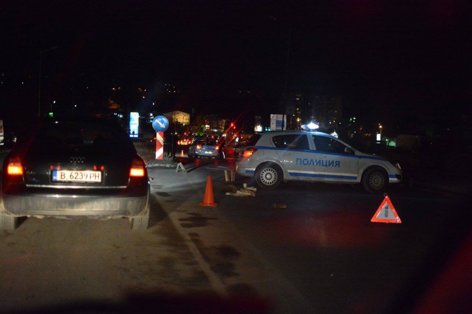 Драма във Варна: Мерцедес отнесе пешеходец, трупът стои покрит с чувал на шосето (СНИМКИ)