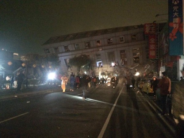 Най-малко 800 души може да са затрупани под развалините на блок в Тайван (ВИДЕО)  
