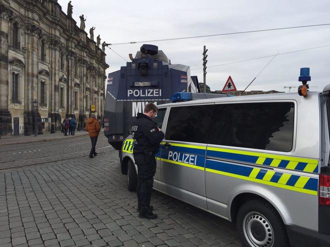 Полицията в Дрезден изкара водни оръдия срещу демонстрация на &quot;Пегида&quot; 