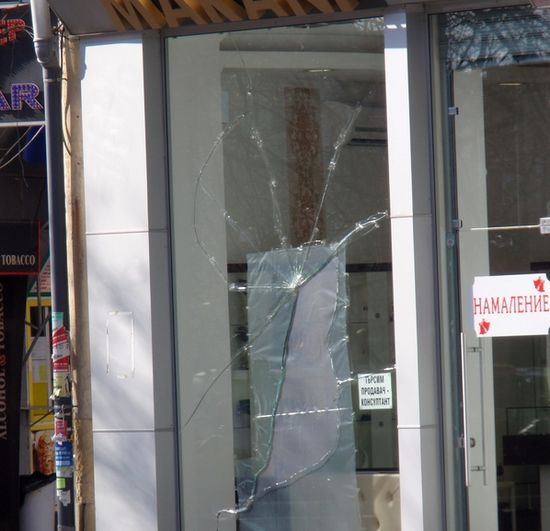 Маскирани апаши удариха дизайнерска бижутерия в центъра на Бургас      