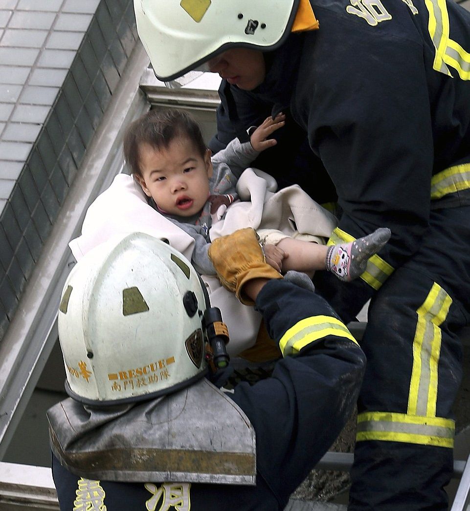 Живо бебе бе извадено изпод развалините в Тайван (СНИМКИ/ВИДЕО)  