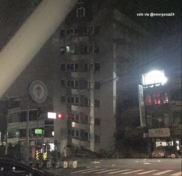 Мощното земетресение разруши домове в Тайван, вадят живи хора от руините (СНИМКИ/ВИДЕО)  