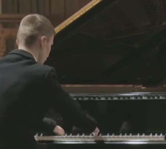 15-годишен виртуоз от Казан изуми света - свири на пиано без ръце. Това трябва да се види! (ВИДЕО)