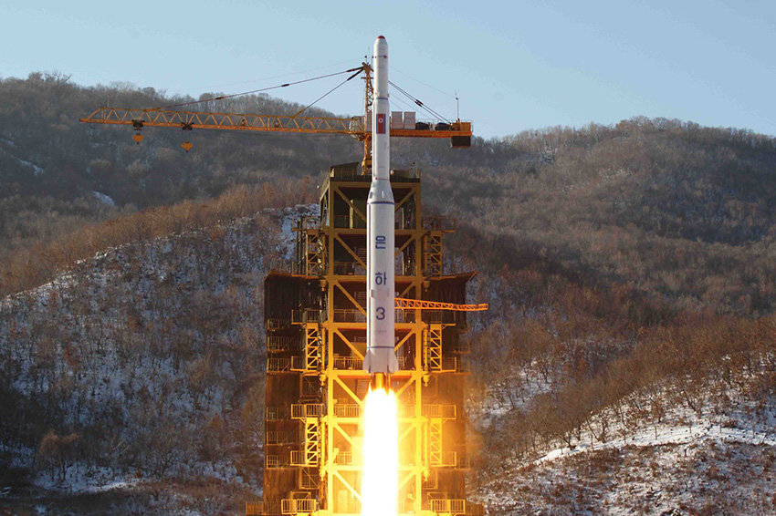 Северна Корея изстреля в космоса ракета-носител със спътник на борда (ВИДЕО)