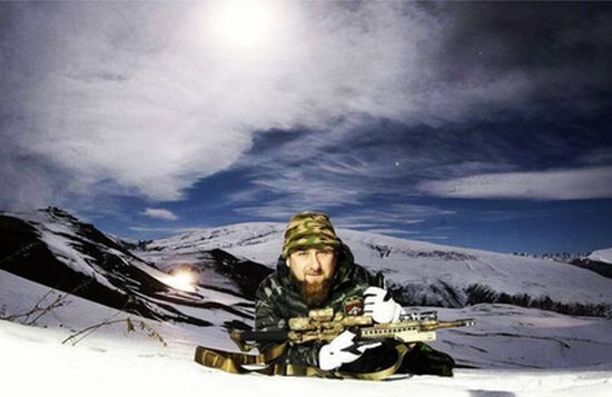 Кадиров позира с пушка в планината