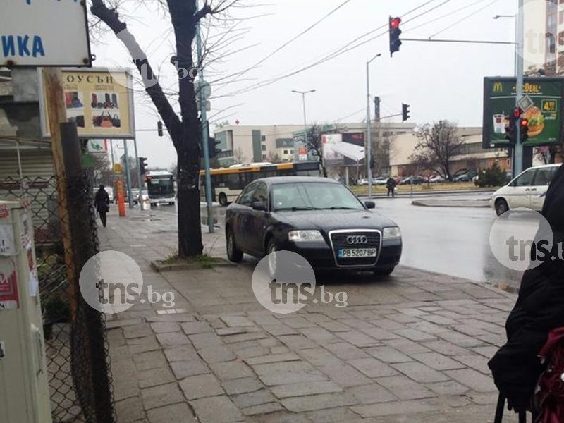 Шофьорка на лъскаво ауди паркира абсурдно всеки ден на тротоар в Пловдив (СНИМКИ) 
