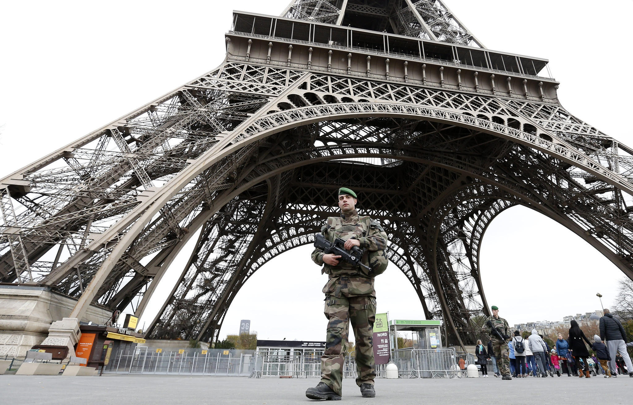 Западните спецслужби са знаели за готвени атентати преди атаката в Париж