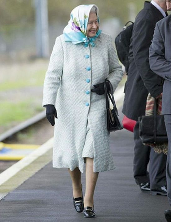 Елизабет II се върна в Лондон от отпуск с електричка