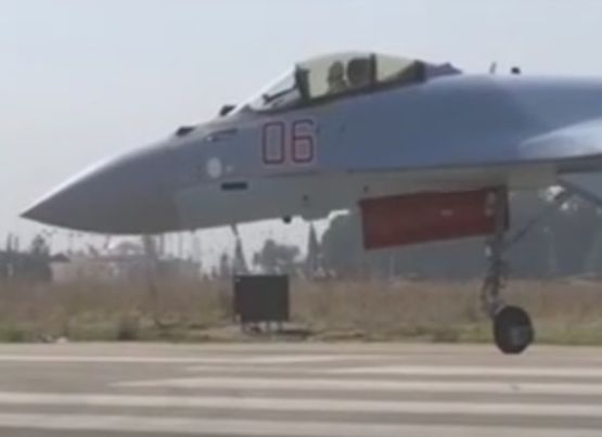 Най-опасният самолет в света: Русия пусна новата смъртоносна играчка Су-35С в Сирия (ВИДЕО)