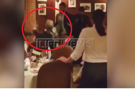 Праснаха торта върху главата на руския опозиционер Касиянов в ресторант! (ВИДЕО)