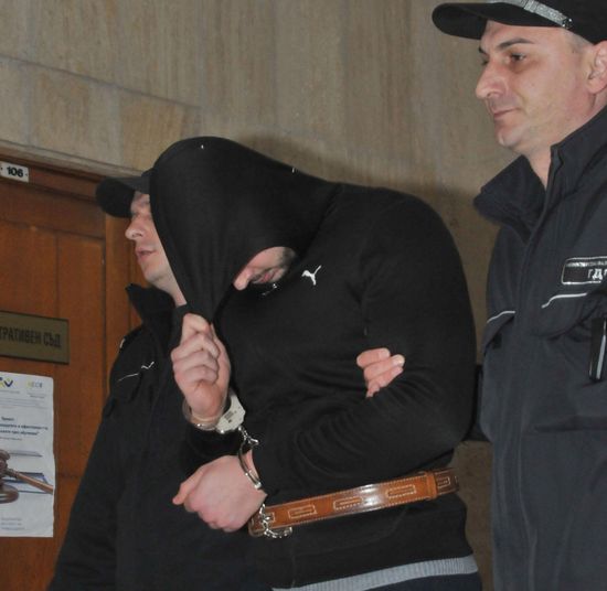 Обвиняемият за грабежа в Средец остава в ареста 