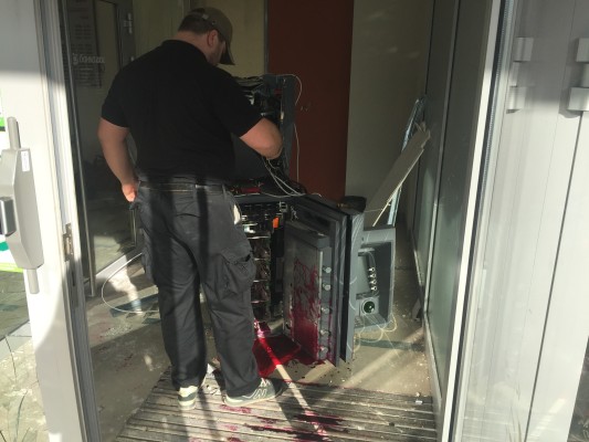Апаши опитаха да разбият банкомат в Костинброд (СНИМКИ) 