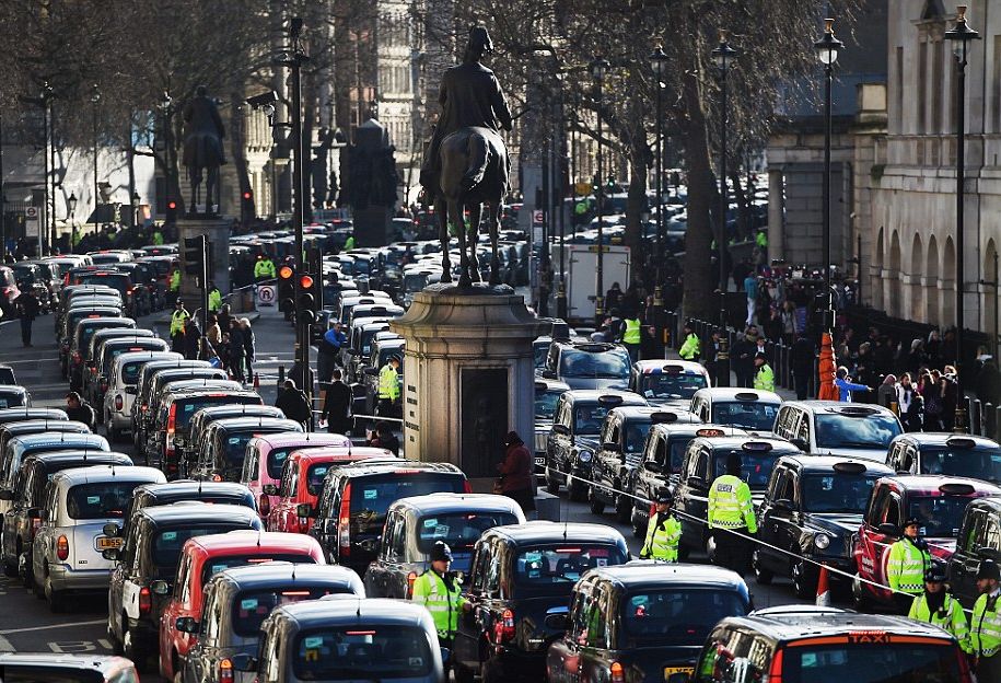 Лондонските таксита на бунт срещу Uber (СНИМКИ/ВИДЕО) 