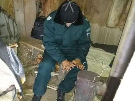 Шокиращи СНИМКИ! Полицаи със скъсани обувки пазят границата, служат в катуни