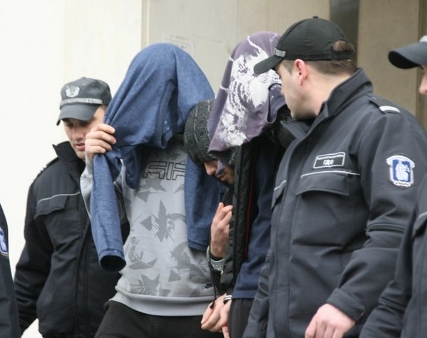 Екшън в Бургас! Наркодилърът Гаргата хапе полицаи при спецакция в дома му