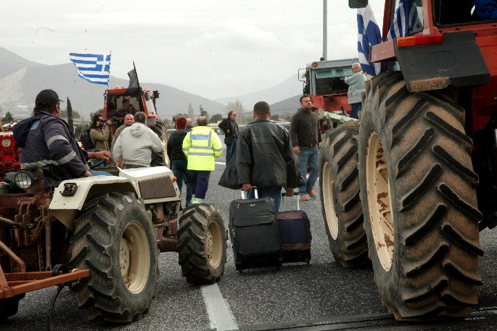 В Гърция  става напечено! Трактори нападат Атина (СНИМКИ/ВИДЕО)