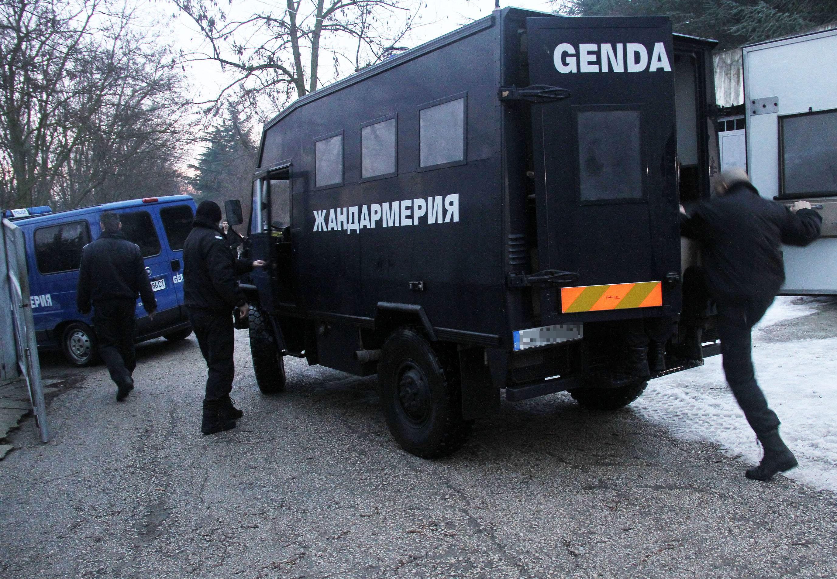 Две камионетки с жандармеристи блокираха Съдебната папалата в Кърджали