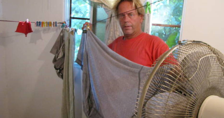 Мъж сушил дрехи в стаята си! Година по-късно, никой не можел да го познае!