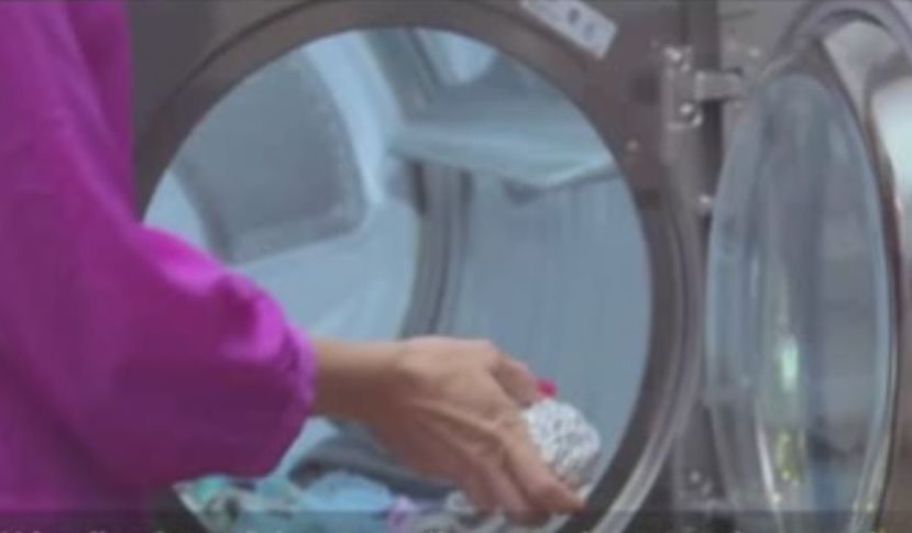 Тази жена сложи алуминиево фолио в пералнята, вижте блестящия резултат (ВИДЕО)