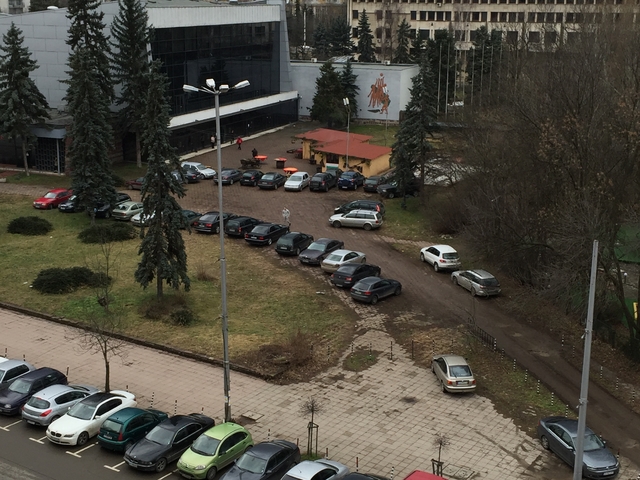 На стотина метра от Първо районно в София се паркира като в полето