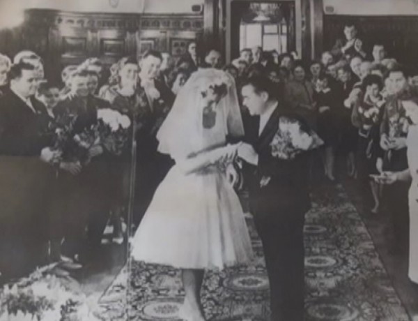 Сватбена снимка на Ванга краси ритуалната зала в Петрич