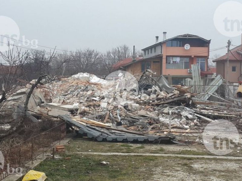 Сринаха до основи къщата на бедняка-милионер в Остромила (СНИМКИ/ВИДЕО)
