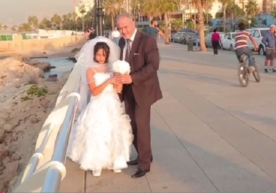 ВИДЕО с 12-годишна булка и дърт младоженец взриви Интернет