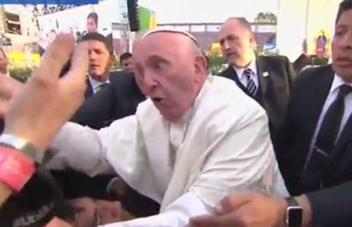 Куриоз: Фанатизиран вярващ изкара папата от кожата му (ВИДЕО)