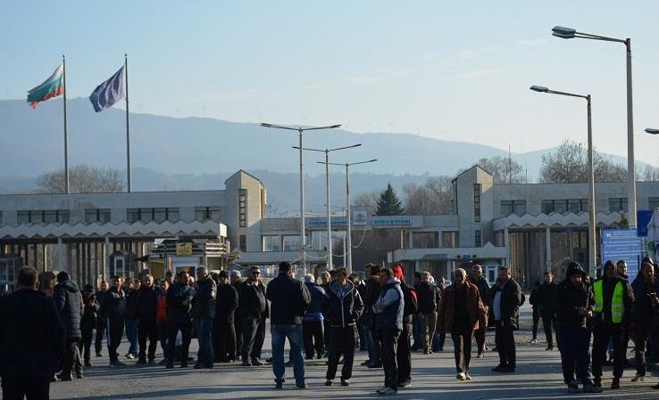 Напрежение по границата! Изнервени шофьори скачат срещу гръцката блокада 