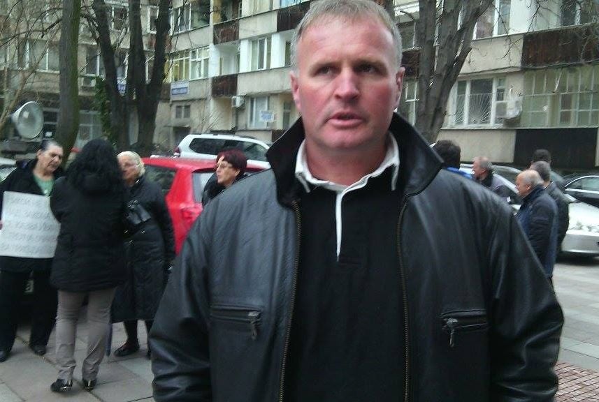 С плакати „Педофилът Евстатиев вън от Стрелча” посрещнаха кмета-насилник в съда