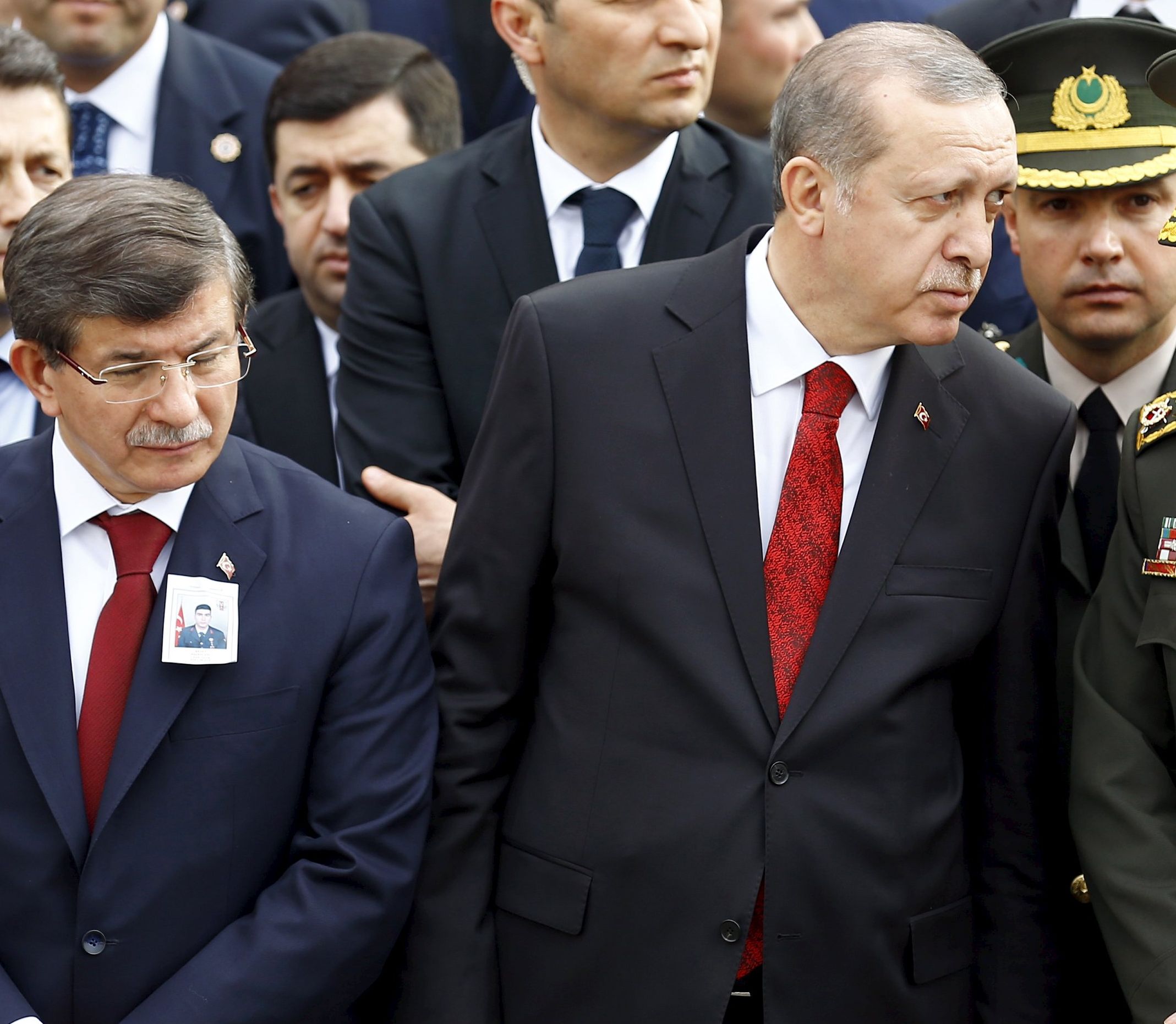 Ердоган пробва да използва кървавата баня в Анкара, за да се разправи с кюрдите