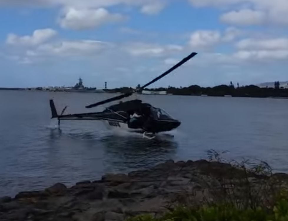 Хеликоптер падна до Пърл Харбър (ВИДЕО)  