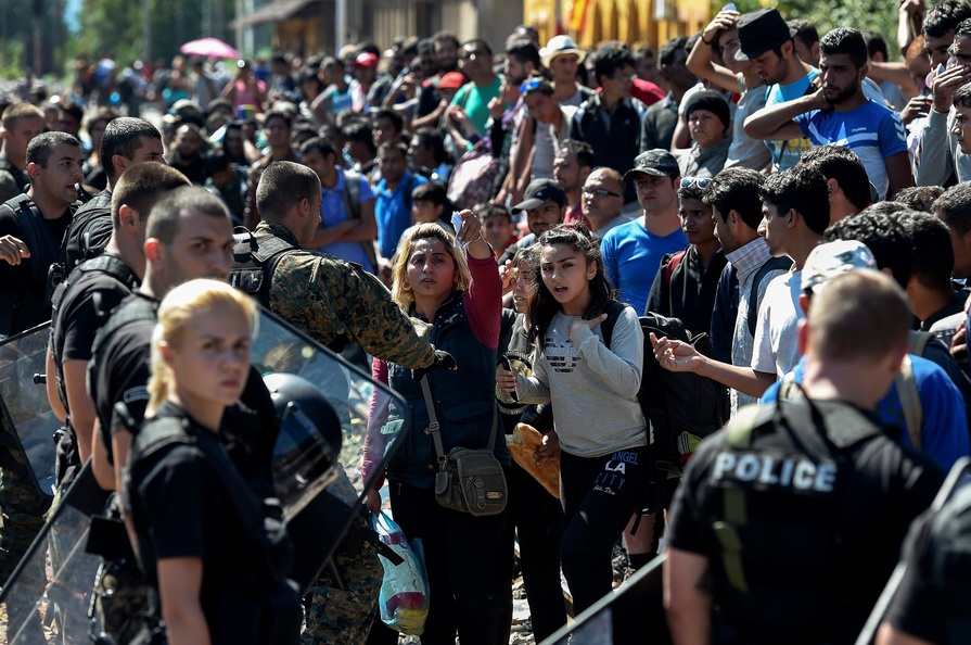 Пълна каша с бежанците на Балканите: Скопие обяви, че Сърбия е затворила границите 