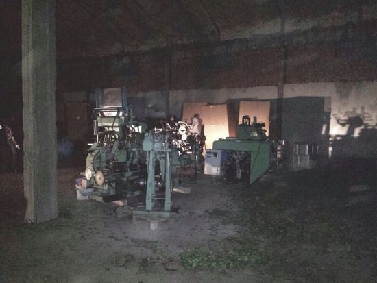 Спецакция в Луковит: Разбиха нелегална фабрика за цигари, ръководена от чужбина