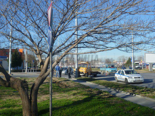 Джип излетя в градинка след сблъсък на кръгово в Пловдив (СНИМКИ)  