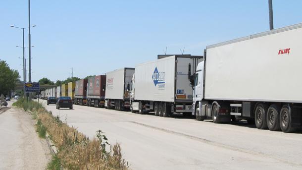 На турско-българската граница се е образувала 5-километрова опашка от товарни камиони