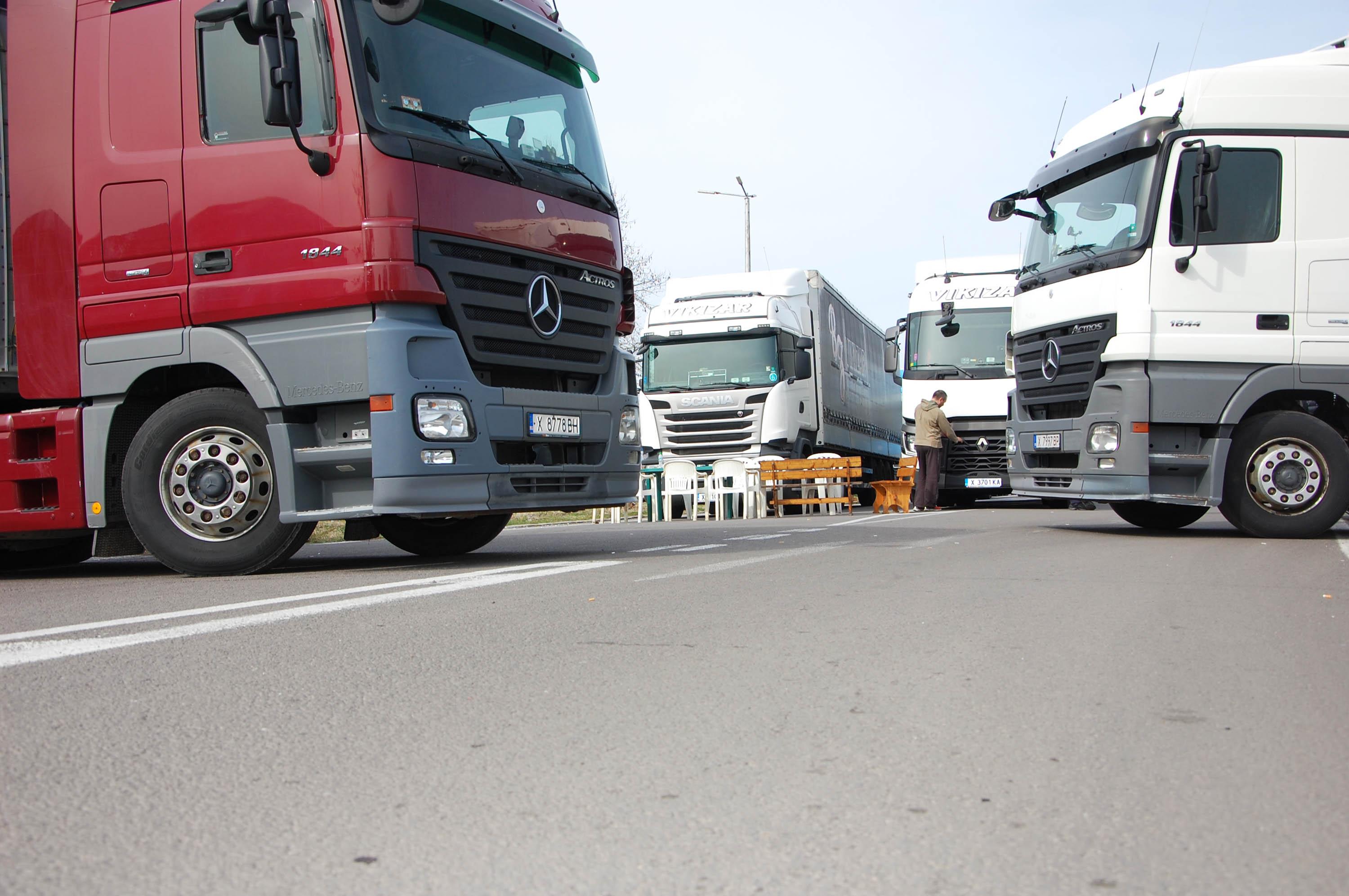 Опашките от камиони по границата с Гърция бавно се топят 