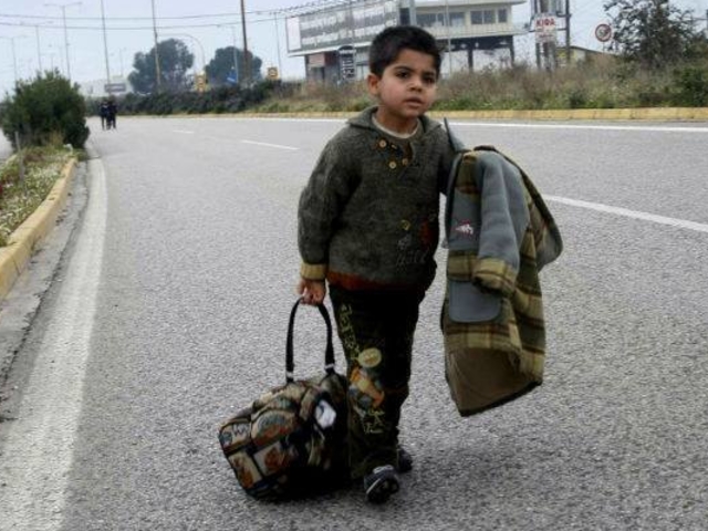 Дете бежанец се придвижва само по магистрала в Гърция (СНИМКИ)
