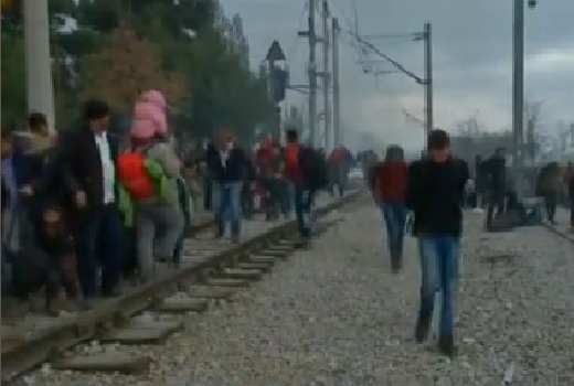 Става страшно! Бежанци щурмуват с камъни границата с Македония, полицията се отбранява отчаяно (ВИДЕО)