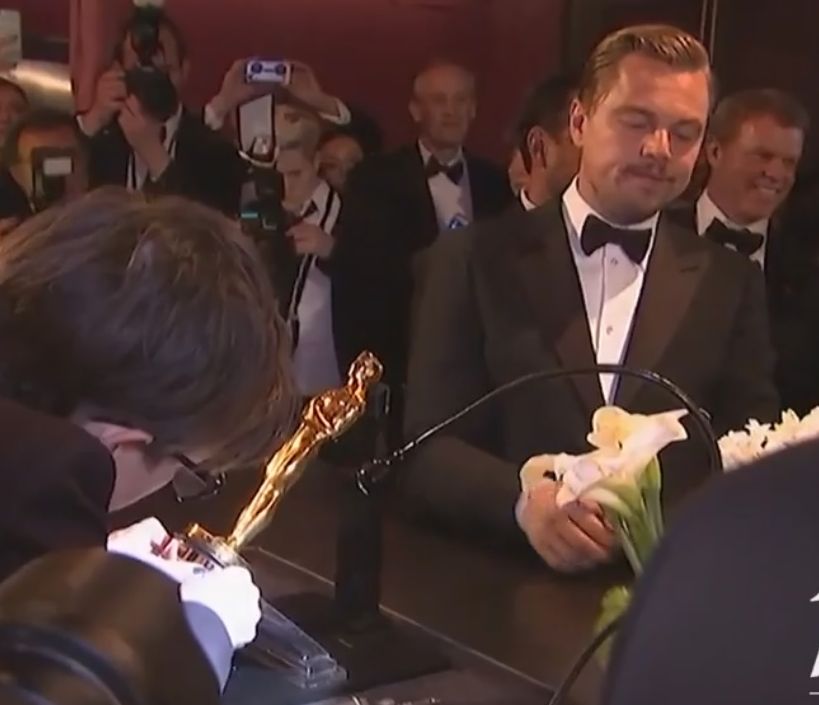 Лео ди Каприо показа нерви докато му гравират Оскара (ВИДЕО)