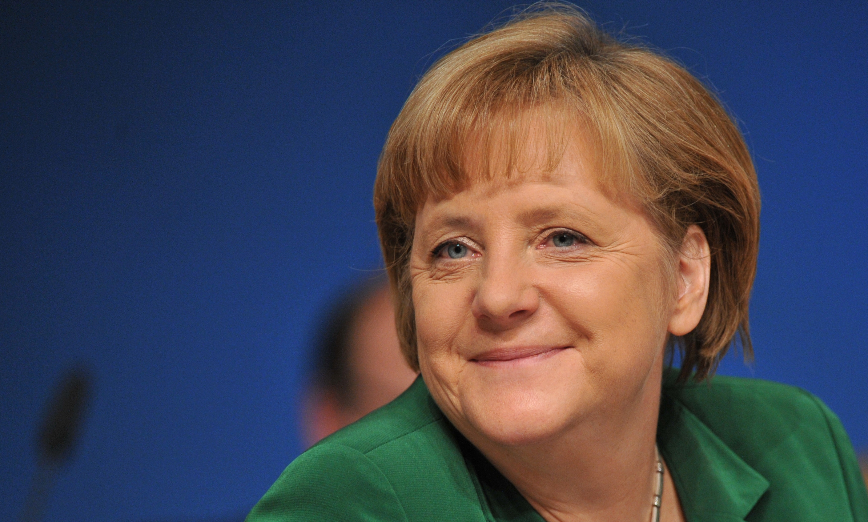 130 букета затрупаха кабинета на Меркел 