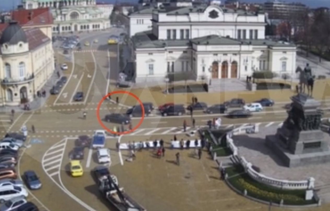 Кола на НСО блъсна пешеходец пред парламента (ВИДЕО)